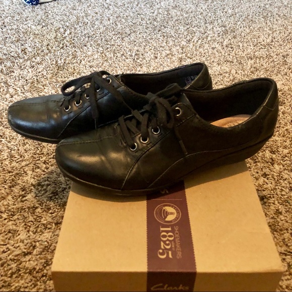 Clarks Black Shoes - Picture 2 of 4